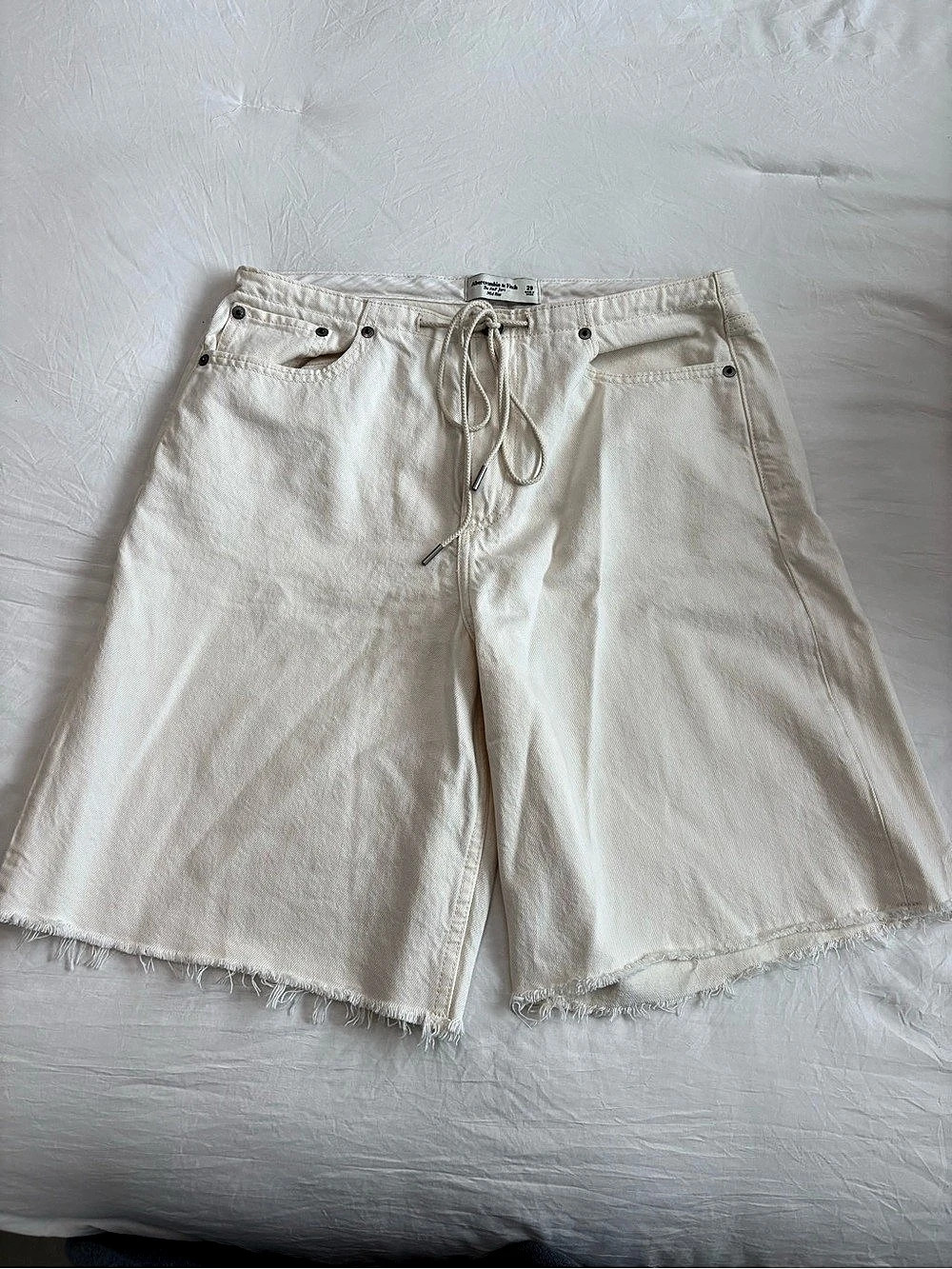 Abercrombie & Fitch “The A&F Jort” Mid Rise Cream Jean Shorts Waist 29 Like New